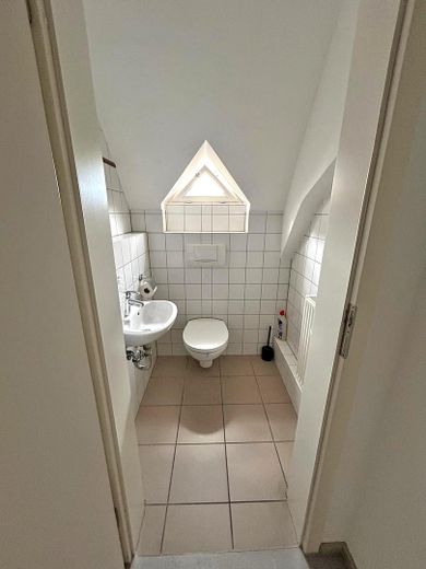 2-Zimmer-Wohnung mit neuwertiger EBK + saniertem Tageslichtbad zentral in Ubstadt – separates WC mit Tageslicht