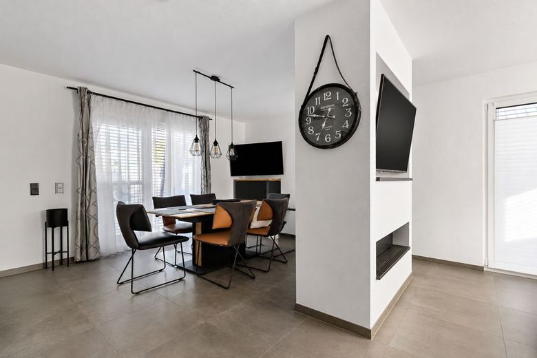 Modernes Familienglück in ruhiger Lage - energieeffizientes Einfamilienhaus mit Garten, Smart Home und Doppelgarage – Wohnzimmer und Esszimmer