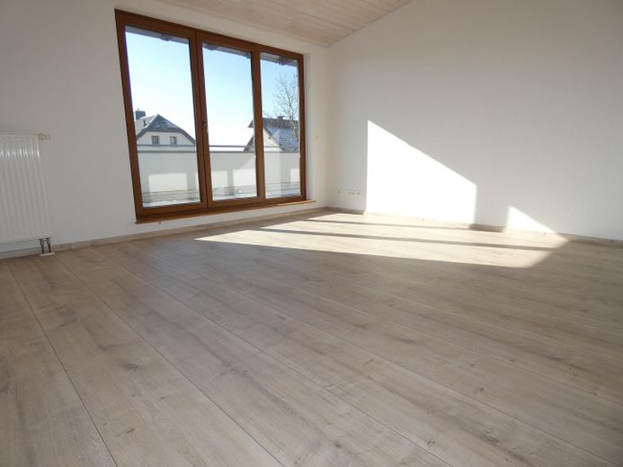 Hochwertige 3-Raum-Dachgeschosswohnung mit großer Dachterrasse in ruhiger Top-Lage – Wohnzimmer