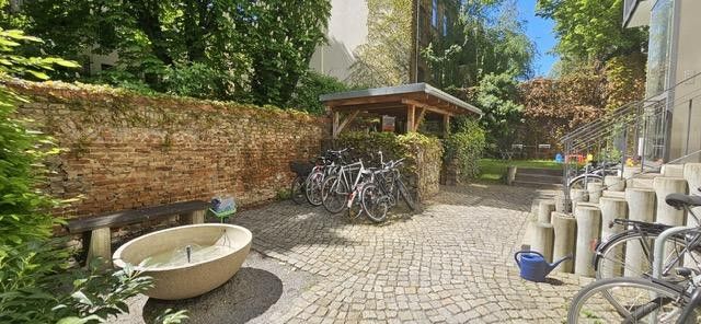 ruhige und helle 2-Zimmer-Wohnung in Toplage, bezugsfrei – Innenhof mit Brunnen