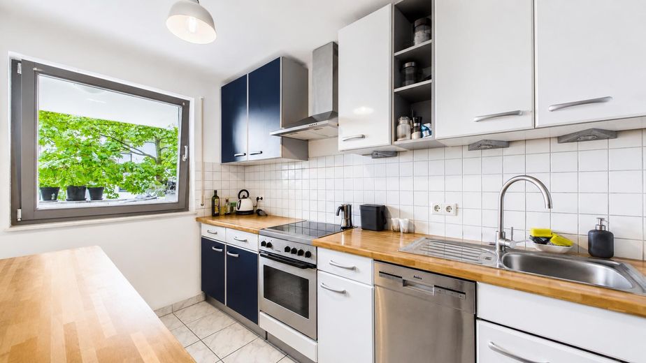 Privatverkauf – Stilvolle Gartenwohnung mit Tiefgarage in begehrter Münchner Lage – Küche