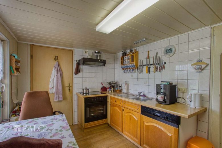 Casa residenziale solida con ampi locali accessori – ideale per artigianato e hobby – Küche I