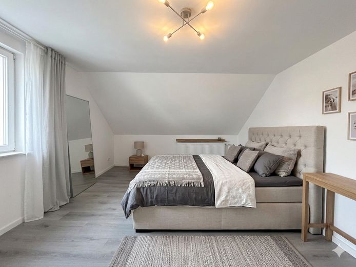 Erschwingliches & saniertes Einfamilienhaus mit Naturidylle – Schlafzimmer