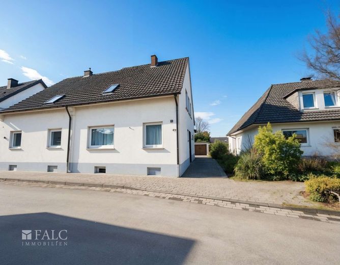 Ein Zuhause voller Möglichkeiten in bester Wohnlage – Hausansicht  - (KI generiert)