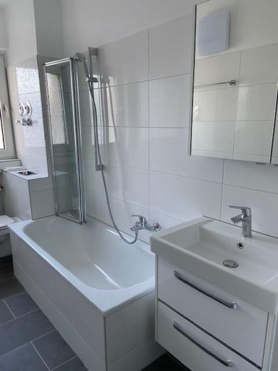 Francoforte Niederrad: Bellissimo appartamento di 2 locali con balcone – Bad
