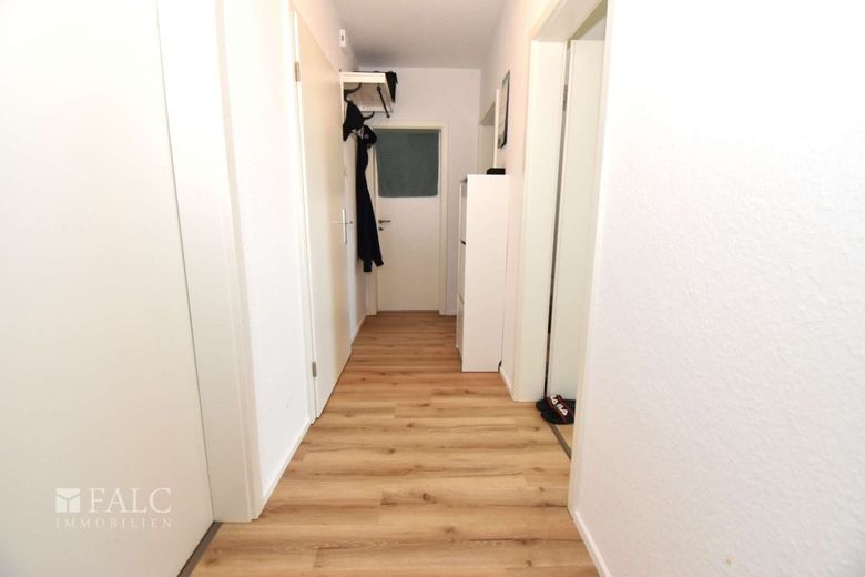 Reserviert! Modernisiertes Dreifamilienhaus mit großem Grundstück und Wintergarten – Flur DG