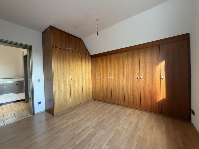 +++RESERVIERT+++ Maisonette-Wohnung mit großem Sonnenbalkon inkl. Tiefgarage in Oberhausen-Alsfeld – Schlafzimmer 2 Einbauschrank
