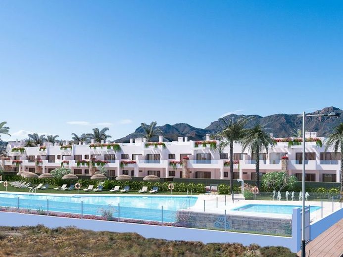 Erdgeschoss-Wohnungen mit 3 Schlafzimmern, 2 Bädern, Tiefgaragenstellplatz und Gemeinschaftspool in erster Linie am Strand – Foto 1