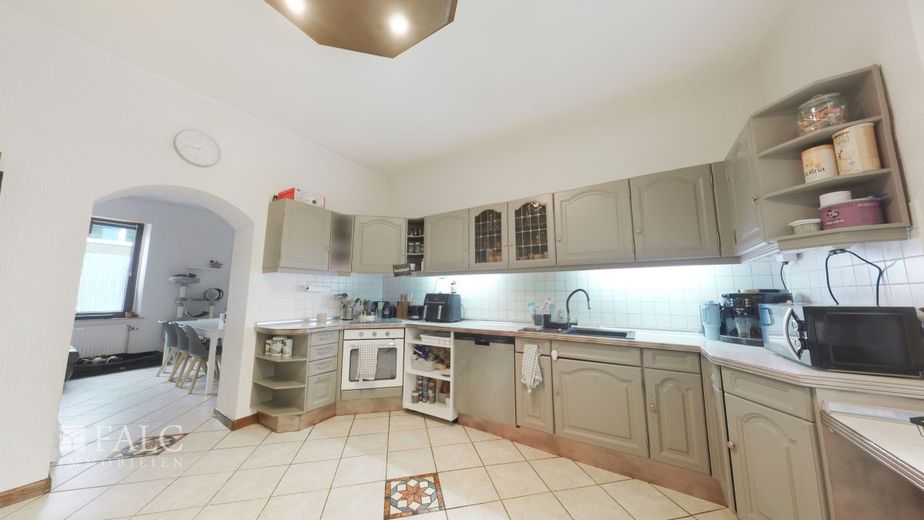 Gut erhaltener Altbau mit grossem Platzangebot – EG Küche
