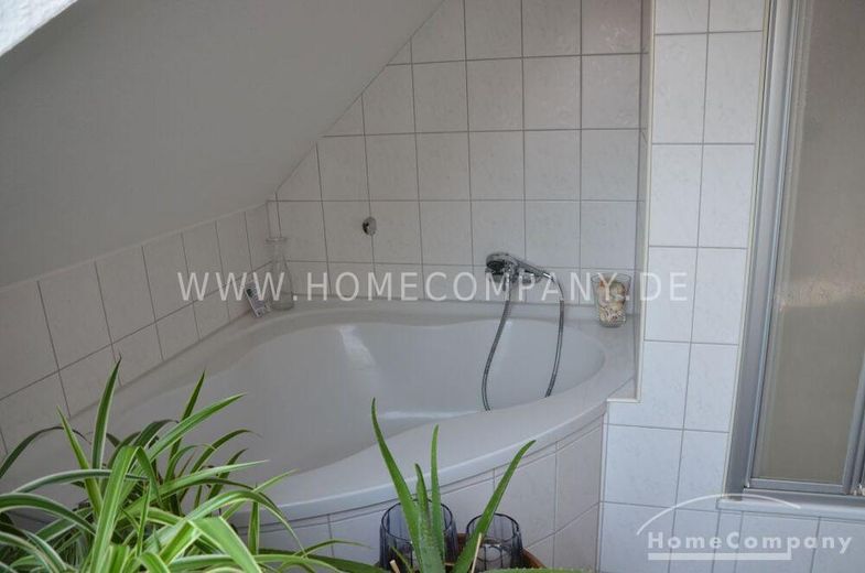 Sehr schöne 2 Zi.-Wohnung im 3. OG mit Dachterrasse. In der Nähe zur Uni, komfortable Wohnung mit KFZ-Stellplatz vor der Tür. – e162421de40ced318150bbfd9ca5092019bc4e7f.jpg