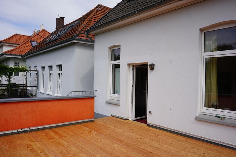 Charme historique. Confort de vie moderne. Un chez-soi avec du caractère. – Dachterrasse Blick zur Küche