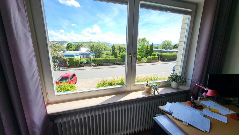 Maison d’architecte située sur un versant calme avec espace séparé pour bureau/cabinet (appartement indépendant) – Ausblick nach Osten