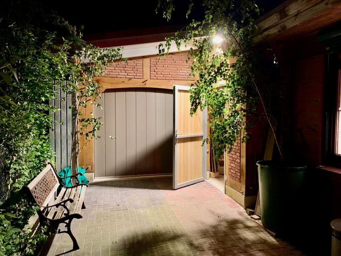 Nachhaltiger Bungalow mit Wintergarten, Garage und Garten – Garage