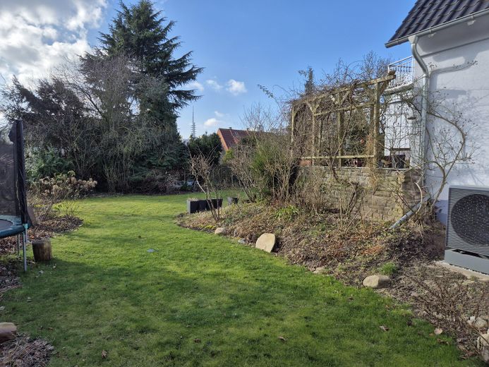 Großes Einfamilienhaus mit Einliegerwohnung in Groß-Buchholz, sehr ruhige Lage – Garten