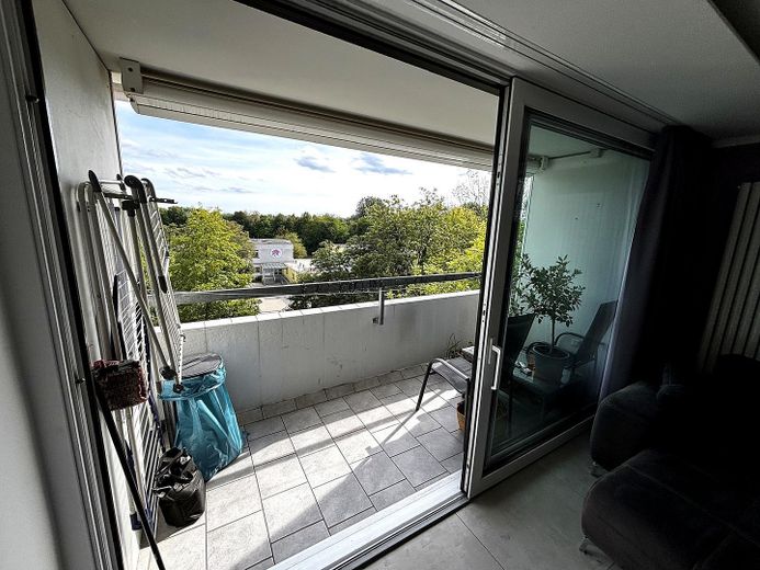 Sanierte 2-Zimmer Wohnung mit Balkon und atemberabendem Ausblick zur Kapitalanlage oder selbstbezug – Wohnzimmer mit Balkon