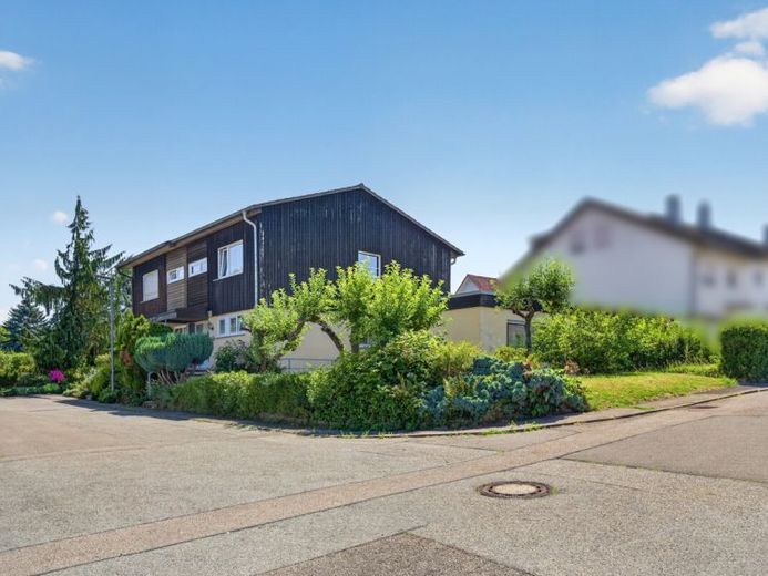 Ruhig gelegene Doppelhaushälfte mit Einliegerwohnung – Foto 1