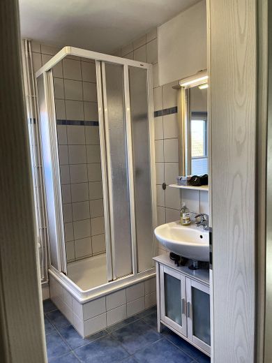 DHH-Juwel 90 qm mit Ostsee-Blick und Naturstrand – Vollbad oben