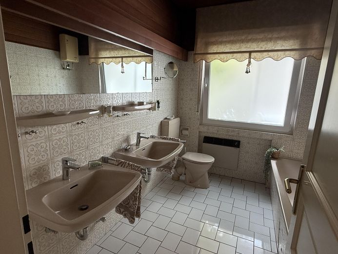 Dusche und Badewanne im Bad