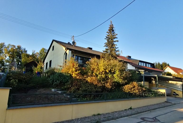 Casa unifamiliar con terreno de recreo opcional – Straßenansicht