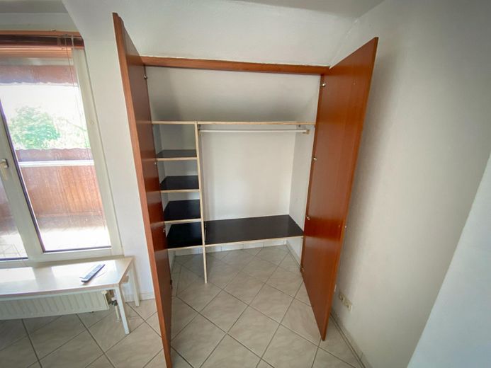 Prachtig appartement op de zolderverdieping met grote loggia, parkeerplaats in rustige ligging en ca. 6 % rendement – Einbauschrank