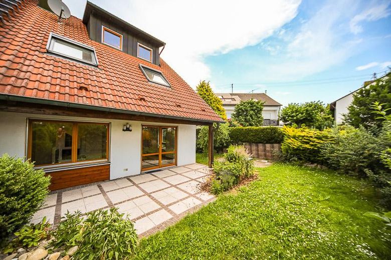 Senden‑Aufheim'de birinci sınıf konumda modernize edilmiş ikiz ev – 140 m² yaşam alanı + büyük ofis - komisyonsuz – Sonniger Garten mit Terrasse