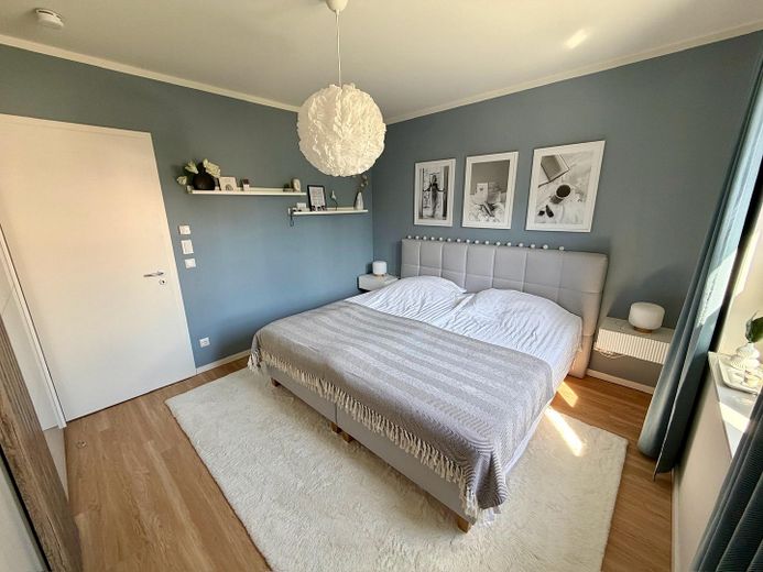 Sin comisión: Moderno apartamento de 4 habitaciones con balcón orientado al oeste y plaza de garaje subterránea con posibilidad de carga – Schlafzimmer