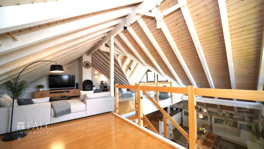 Traumhafte 5-Zimmer Maisonette-Wohnung mit offener Galerie und 2 Stellplätzen! - FALC Immobilien – Ihr Wohnbereich