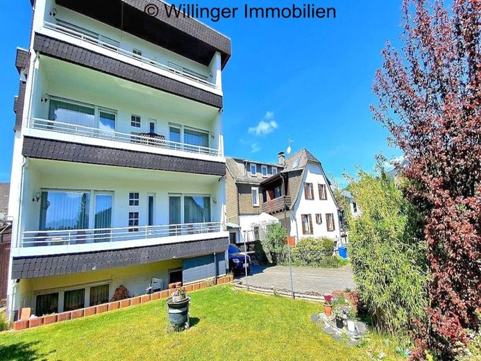 Ihr Traumhotel in Willingen - Modern und einladend – . Ansicht hinter dem Haus mit Garten