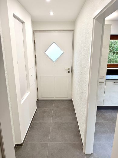 Einziehen & Wohlfühlen – hochwertig renoviertes Reihenendhaus mit Garten, Garage & PV – EG_Eingang_Flur