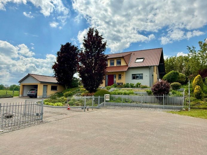 HORN IMMOBILIEN++ Penzlin, großes Einfamilienhaus mit Garage, Außenpool und vielen Extras – Einfamilienhaus mit Garage
