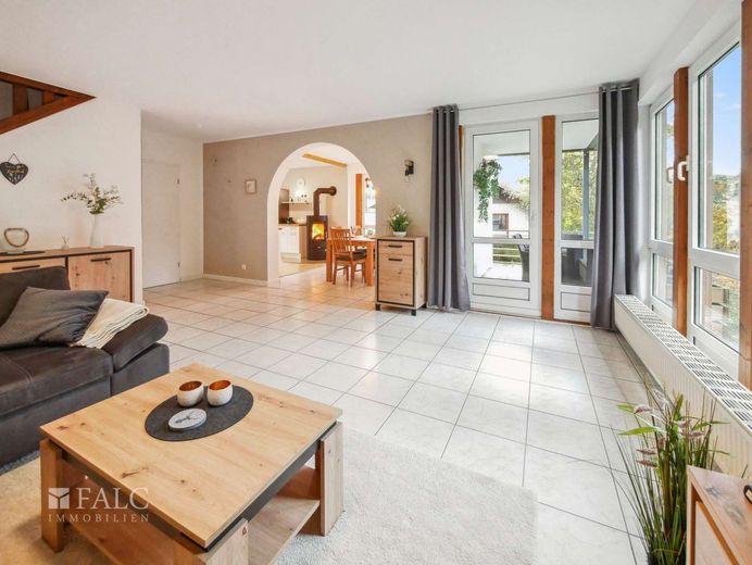 Provisionsfrei! Viel größer als gedacht! EFH mit Kamin, Balkon, Terrasse + Carport! – Wohnzimmer mit Zugang zum ....