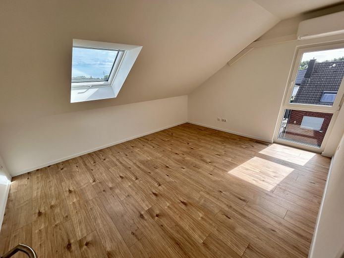Luxus-Maisonette mit eigenem Eingang | Erstbezug | Klimaanlage | Wallbox | Einbauküche | 2 Bäder – Kind 1: Dachfenster mit Rollo