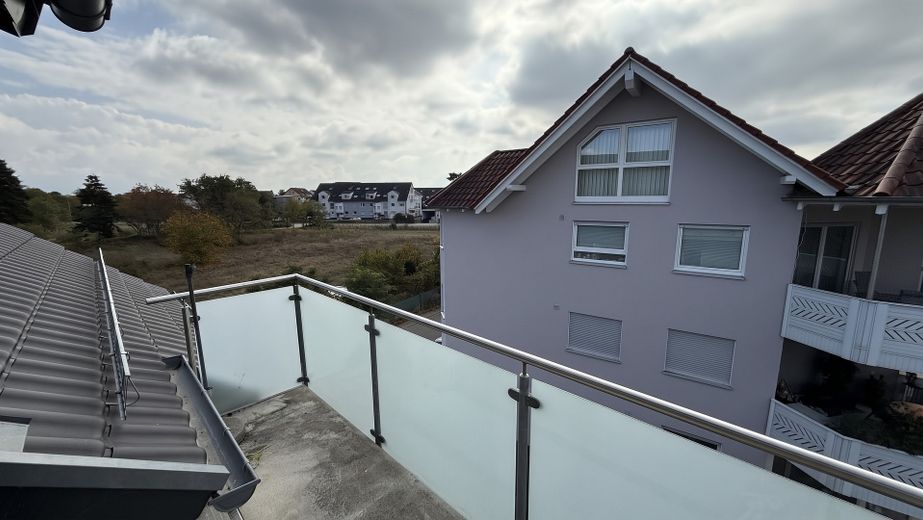 Świeżo wyremontowane & ciepło sieciowe: 2-pokojowe mieszkanie na poddaszu z balkonem południowym i widokiem na pola w Brühl-Rohrhof – Ihr neuer Rückzugsort