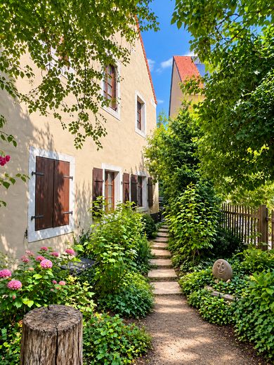 Idylisches Fachwerkhaus im Grünen mit eigenem Gartenanteil – Gartenweg