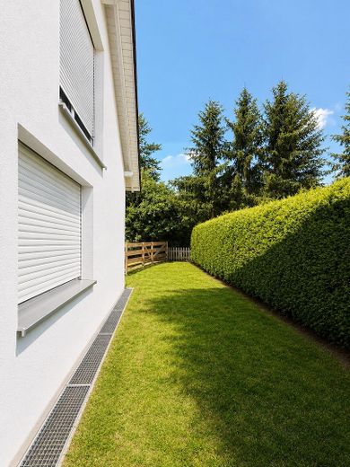 Großzügige 4-Zimmer-Maisonette Wohnung mit Hauscharakter, Garten und 2 Garagen – Garten