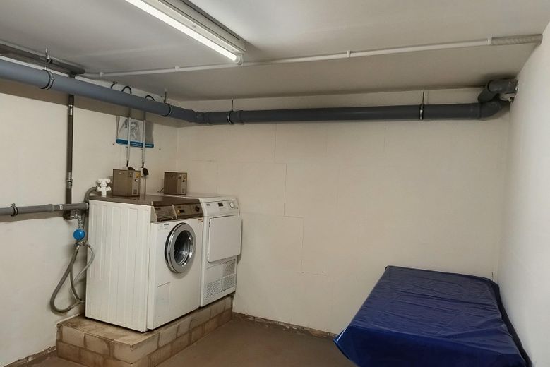 Charmante 3-Zi.- Maisonettewhg, TG-Stellplatz ,Garten, Balkon in grüner Lage von Hamburg Meiendorg – Waschküche