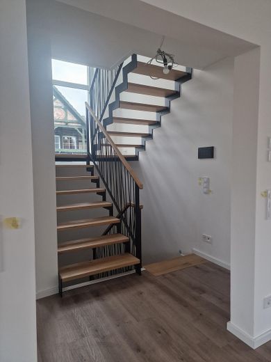 Erstbezug in Zepernick – Provisionsfreie KfW-40-EE Stadtvilla auf über 1.000 m² Grundstück – EG Flur Podesttreppe Nordblick