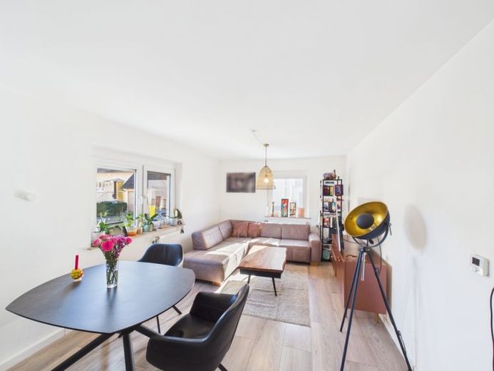 Familienfreundlich! 4 Zimmer-Wohnung, liebevoll renoviert, Terrasse, 2 Keller, Tageslichtbad, EBK – Foto 1