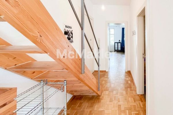 Bezugsfreie Altbauwohnung mit Balkon, Aufzug und Blick ins Grüne in Pankow