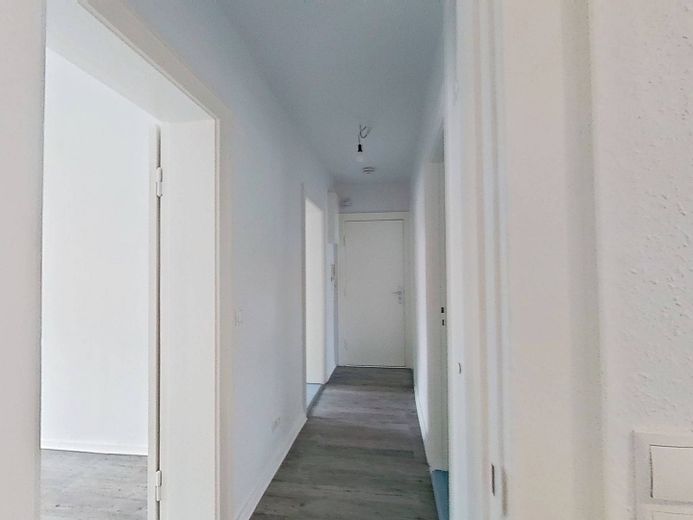 Die Blätter fallen, Ihre Miete auch: Helle 3-Zimmer-Wohnung mit Balkon – Ansicht II: Flur