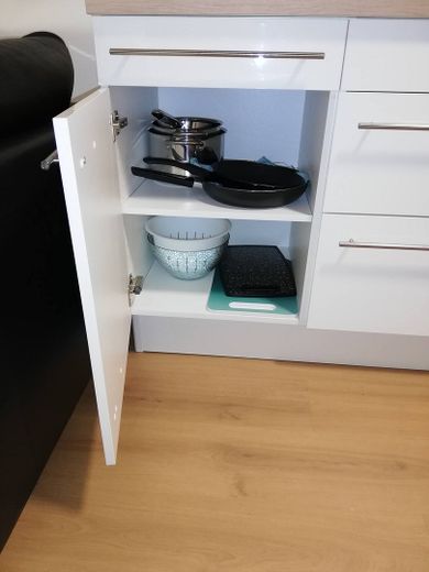 Appartement entièrement équipé, terrasse, jardin, place de stationnement – Kochgeschirr