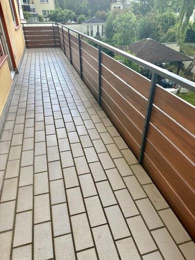 Helle, frisch sanierte 3-Zimmerwohnung mit großem Balkon und Blick ins Grüne – Balkon links