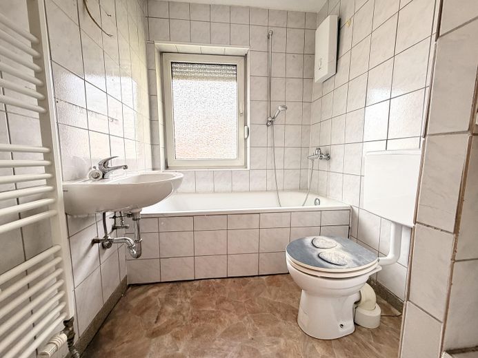 Viel Raum für Familie oder Investment – leere 4 Zimmer-Wohnung mit großem Balkon + PROVISIONSFREI + – Tageslichtbadezimmer