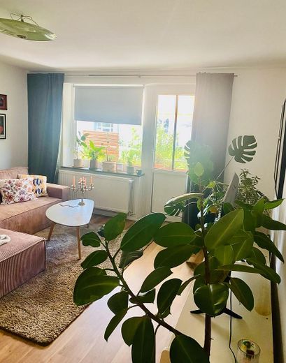 Agradable vivienda de 4 habitaciones con balcón en Hildesheim – Wohnzimmer Richtung Balkon