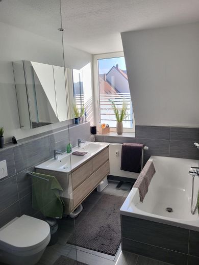 Light-filled 3.5-room maisonette apartment in Nordstadt/Gärten h.d.Veste – Blick in das Badezimmer