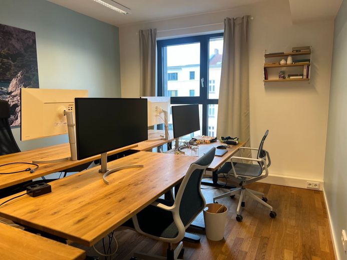 Helle, moderne Büroflächen in Berlin-Weißensee - vom Einzeltisch bis zur eigenen Etage – Büroraum 28 m²