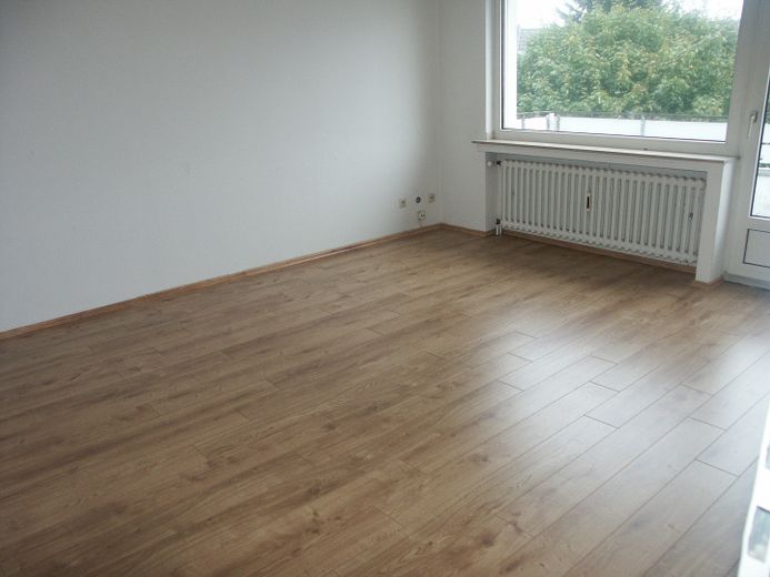 2-Zimmer Wohnung in Duisburg-Grossenbaum – Wohnzimmer mit gr. Balkon 