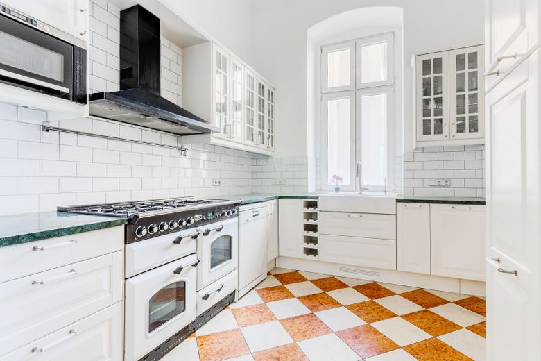 Appartement de 4 pièces rénové, sans commission, au cœur de Kreuzberg ! Prix à négocier – Küche 