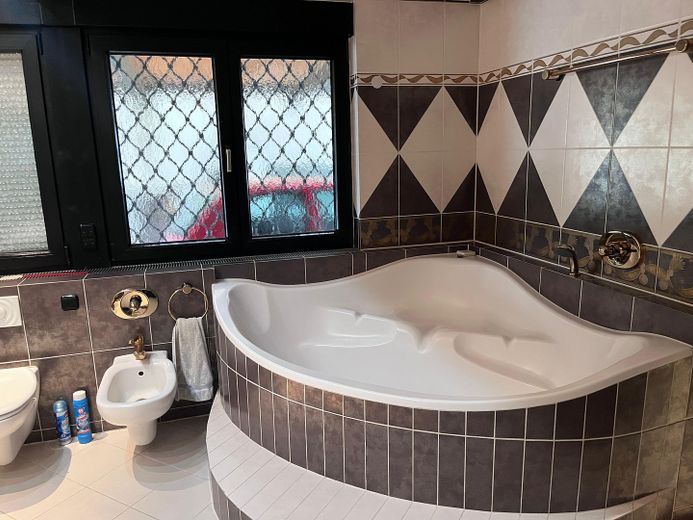 2 Häuser einzeln oder zusammen auf großem Grundstück – Badewanne