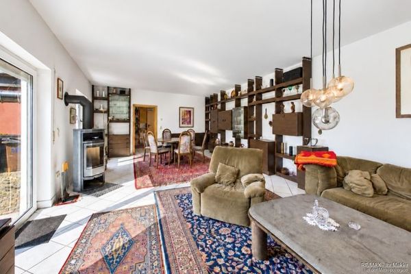 Molto spazio per le vostre idee – Affascinante casa residenziale con 10 locali, officina, garage e giardino